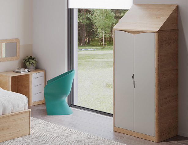Armoire Acumen en bois clair avec portes grises et dessus incliné, installée dans une chambre de soins sécurisée avec mobilier assorti.