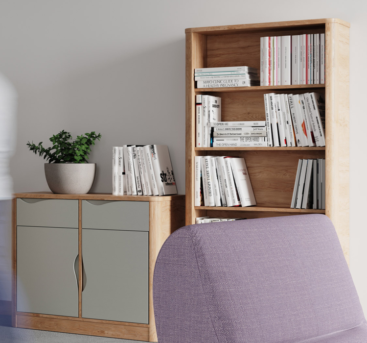 Bibliothèque Acumen en bois clair avec étagères ouvertes, associée à un meuble bas assorti, conçue pour les environnements médico-sociaux.