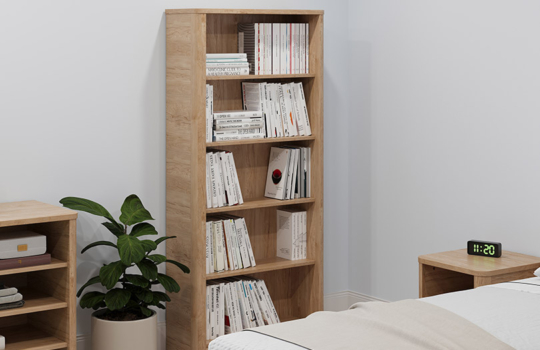 Bibliothèque Acumen en bois clair avec plusieurs étagères ouvertes, installée dans une chambre de soins sécurisée.