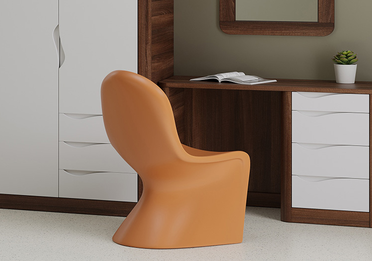 Bureau Acumen en bois foncé avec caissons de rangement et poignées intégrées, associé à un fauteuil orange dans une chambre de soins sécurisée.