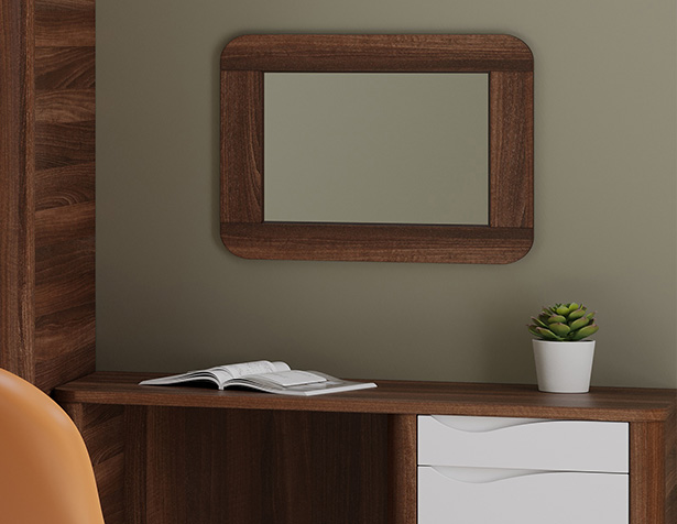 Miroir mural Acumen avec cadre en bois foncé aux angles arrondis, installé au-dessus d’un bureau dans une chambre de soins sécurisée