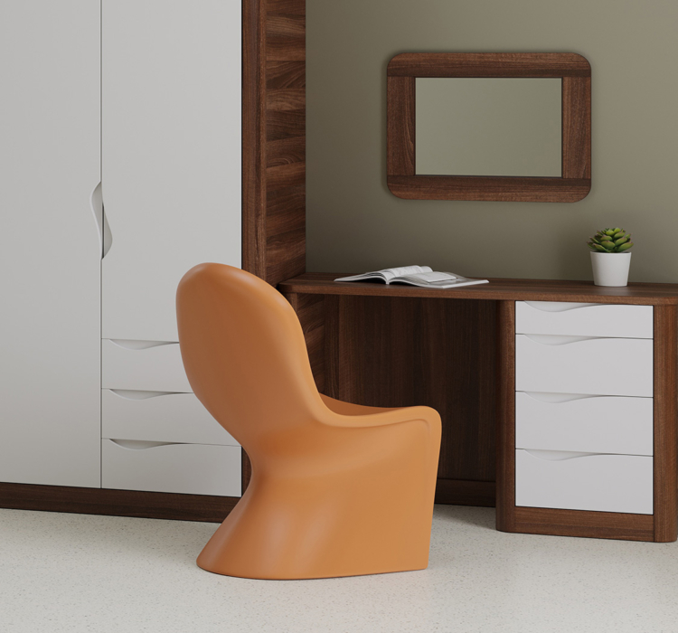 Miroir mural Acumen avec cadre en bois clair et angles arrondis, installé au-dessus d’un bureau assorti dans une chambre de soins.