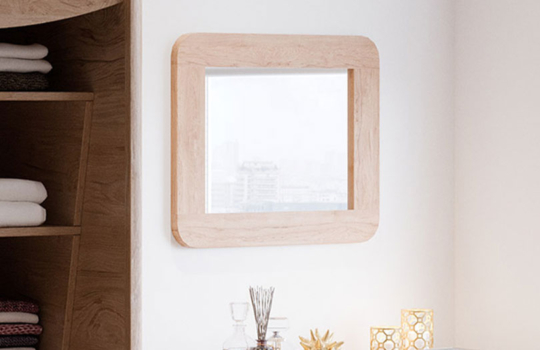 Miroir mural Acumen avec cadre en bois foncé, intégré au-dessus d’un bureau assorti dans un espace de soins sécurisé.
