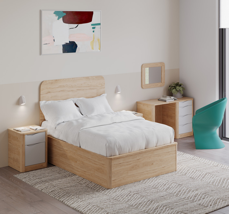 Lit double Acumen en bois clair avec tête de lit assortie, accompagné d’un bureau, d’une table de chevet et d’un miroir mural dans une chambre de soins sécurisée.