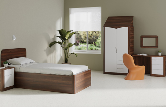 Lit simple Acumen en bois foncé avec table de chevet, armoire et bureau assortis, conçu pour les environnements de soins sécurisés.