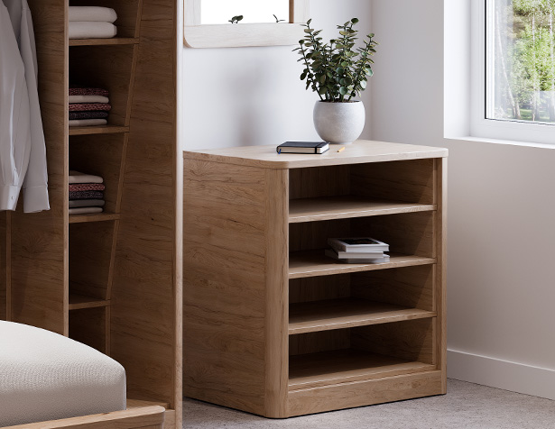 Commode ouverte Acumen en bois clair avec quatre étagères, intégrée dans une chambre de soins sécurisée.