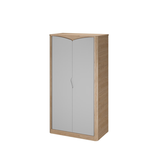 Armoire Acumen en bois clair avec portes grises et dessus incliné, installée dans une chambre de soins sécurisée avec mobilier assorti.