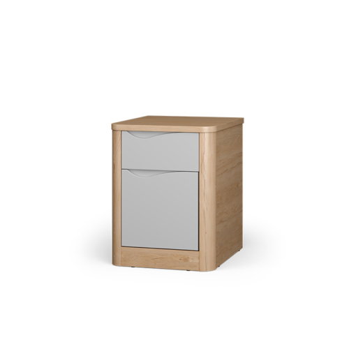 Table de chevet Acumen en bois clair avec deux tiroirs gris, placée à côté d’un lit double dans une chambre de soins sécurisée