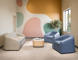 Canapé et deux fauteuils disposés dans une pièce