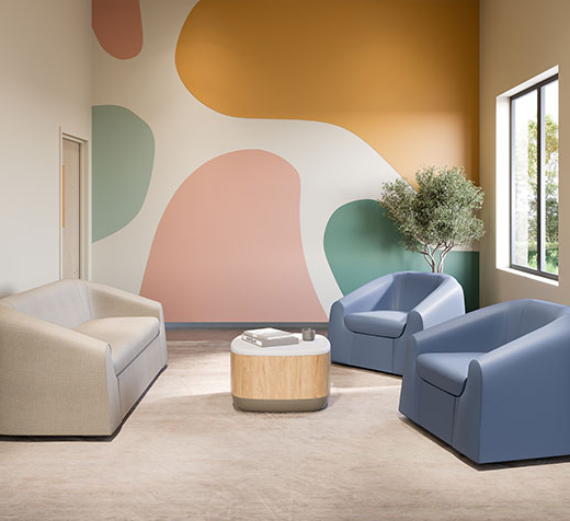 Canapé et deux fauteuils disposés dans une pièce