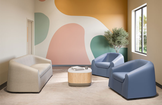 Canapé Burla accompagné de deux fauteuils assortis dans un espace chaleureux