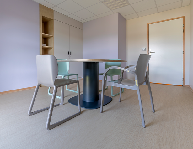 MAS Le Quesnoy avec la table Cumulus Plus et les chaises Bold et Xeon