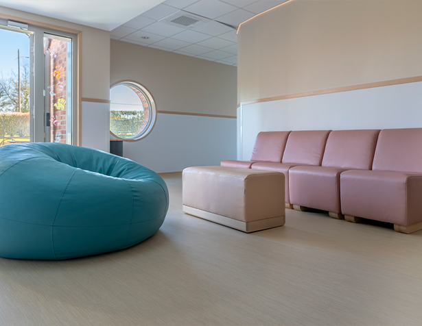 Salon aménagé à la MAS Le Quesnoy avec la Boden Pouf et la banquette Doorne