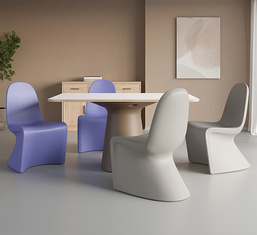 Trois chaises Ryno 2.0 en coloris violet, gris et orange disposées autour d’une table ronde, dans un espace intérieur moderne.