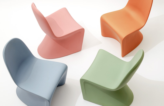 Vue en plongée de quatre chaises Ryno Dining 2.0 en coloris pastel
