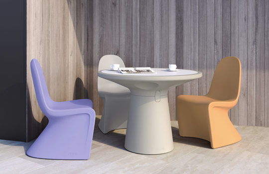 Quatre chaises Ryno Dining 2.0 en coloris violet et gris autour d’une table carrée, dans un espace lumineux et contemporain.
