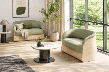 Mobilier Domus Plus 2.0 composé d’un canapé 2 places et d’un fauteuil avec revêtement vert et base en contreplaqué bouleau. Conçu pour les établissements de santé mentale, médico-sociaux et hospitaliers, alliant confort, sécurité et durabilité.