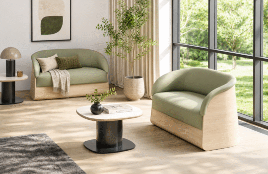 Mobilier Domus Plus 2.0 composé d’un canapé 2 places et d’un fauteuil avec revêtement vert et base en contreplaqué bouleau. Conçu pour les établissements de santé mentale, médico-sociaux et hospitaliers, alliant confort, sécurité et durabilité.