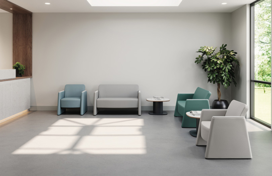 Shore Assises composée de fauteuils et d'un canapé 2 places dans un espace d'accueil lumineux dédié aux établissements de santé.