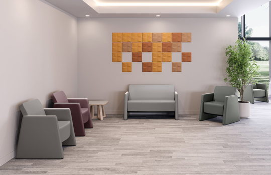 Shore Assises aménage une salle d'attente avec fauteuils et canapé sécurisés pour les environnements médico-sociaux.